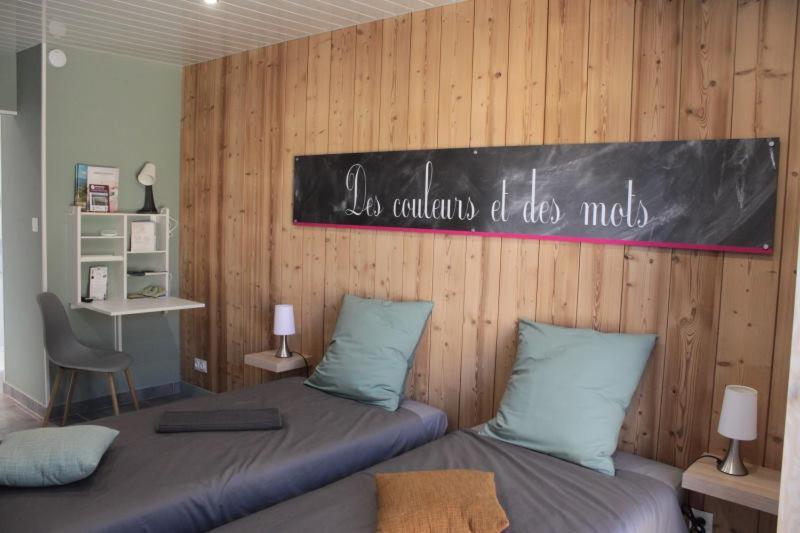 Chambres D'Hotes Des Couleurs Et Des Mots Villeneuve-de-Berg Cameră foto